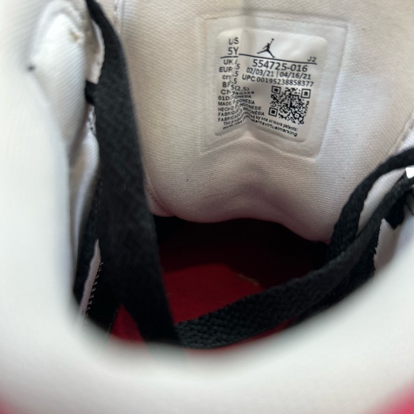 Air Jordan 1 Mid Kid’s Sneakers Size 5Y Black Red - Picture 8 of 8
